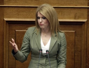 «Η Μακεδονία δεν πωλείται»: Άγριο δούλεμα στην Θ. Τζάκρη στη Θεσσαλονίκη με χάρτη στην καφετέρια που καθόταν (βίντεο)